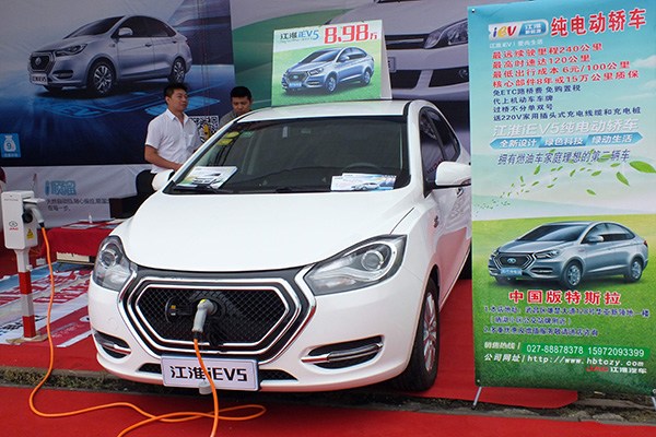 A customer examines an new-energy car at an auto show in Changzhou. More policies to boost the NEV sector are in the pipeline. (Photo/China Daily)