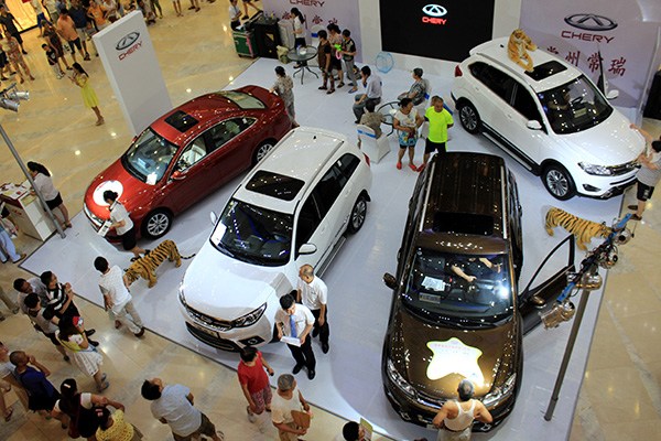 Inside a 4S shop in Changzhou. The Vehicle Inventory Alert Index compiled by the China Automobile Dealers Association stood at 55.7 percent in September, hovering above the alert level of 50 percent. (Photo/China Daily)