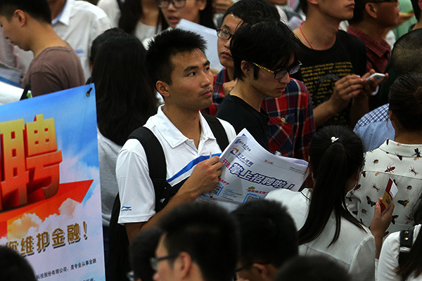 Job seekers attend a job fair in September in Hangzhou. White-collar workers are facing fierce competition in changing jobs, a report said on Oct 13, 2015. (Photo/China Daily)
