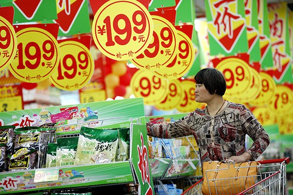 A customer shops at a supermarket in Huaibei, Anhui province, on Oct 13, 2015. (Photo/China Daily)