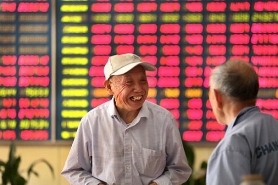 Investors at a brokerage office in Nantong, Jiangsu province. (Photo/Xu Congjun)
