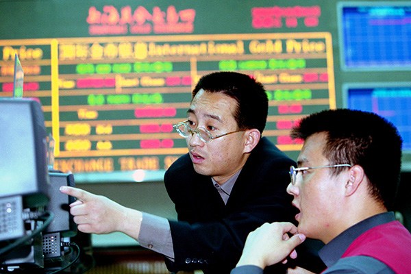 Corporate bond prices hit a six-year high since the stock market crash in June. The surge in the bond issuance and the declining coupon rates have prompted fears that another bubble may be forming in the country's overheated bond market. (Photo/China Daily)