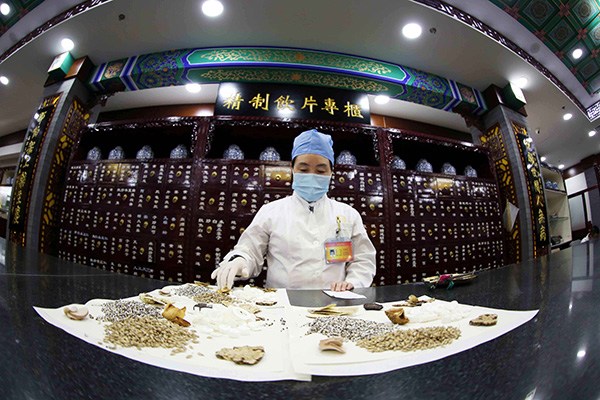 A worker makes up an order for a Chinese herbal medicine at a Beijing Tong Ren Tang Group Co Ltd store in the capital. Traditional Chinese medicine exports increased 10 percent during the first seven months of this year compared with the same period in 2014, while the country's total exports rose just 0.9 percent year-on-year in the first half of 2015. (Photo/Xinhua)