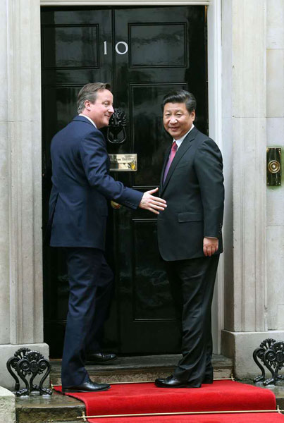 President Xi Jinping is welcomed by Britain's Prime Minister David Cameron to 10 Downing Street, in central London, Britain, October 21, 2015.(Wu Zhiyi/China Daily)