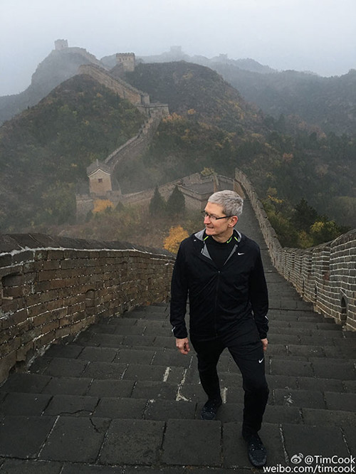 Tim Cook, CEO of Apple Inc, visits the Great Wall on October 21, 2015. (Photo/Sina Weibo)