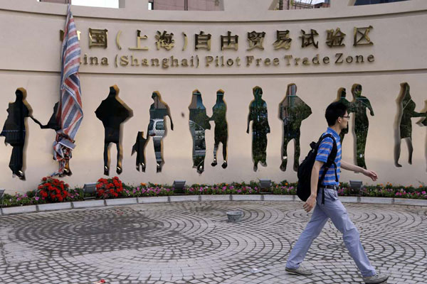 The name plate of the China (Shanghai) Pilot Free Trade Zone on a gate of the Waigaoqiao free trade zone in Shanghai. ZHAO YUN / FOR CHINA DAILY