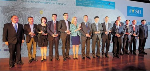 Winners of the Best Innovative Practice awards pose for pictures on the dais at a ceremony in Shanghai yesterday. (Photo/Shanghai Daily)