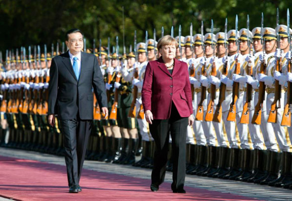 Premier Li Keqiang (L) holds a welcoming ceremony for German Chancellor Angela Merkel at the Great Hall of the People in Beijing, Oct 29, 2015.(Photo/Xinhua)