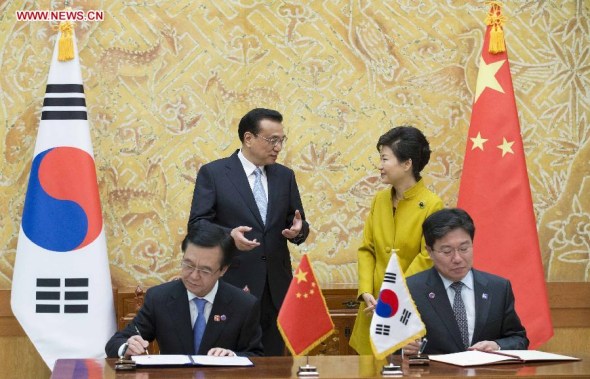Chinese Premier Li Keqiang (L back) and South Korean President Park Geun-hye (R, back) attend the signing ceremony of bilateral cooperation documents in Seoul, capital of the Republic of Korea (ROK), Oct. 31, 2015. (Photo: Xinhua/Huang Jingwen)