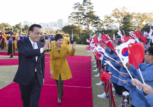Premier Li Keqiang attends the welcoming ceremony hosted by Republic of Korea President Park Geun-hye in Seoul on Oct 31,2015. (Photo /Xinhua)