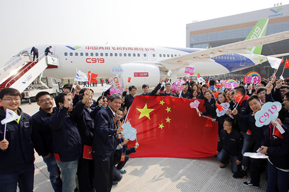 Unveiling of the first prototype of the C919 is celebrated. The plane was off the assembly line on Nov 2, 2015 in Shanghai. (Photo/China Daily)