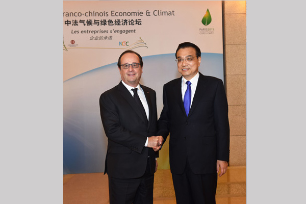 Chinese Premier Li Keqiang, right, shakes hands with French President Francois Hollande at a forum on climate and green economy in Beijing, Nov 3, 2015. (Photo/Xinhua)