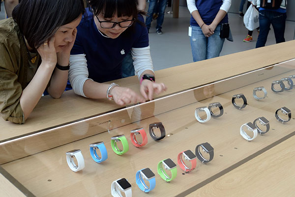 Customers choose smartwatches in an Apple Inc store in Hangzhou, Zhejiang province. (Photo/China Daily)