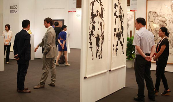 Overseas galleries exhibited quality works at the first Guardian Fine Art Asia in Beijing last year. (Photo provided to China Daily)
