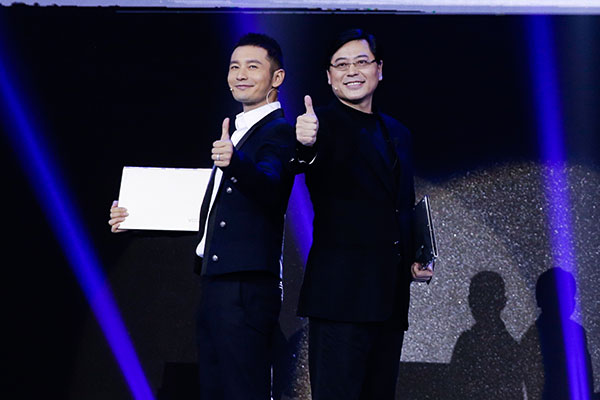 Film star Huang Xiaoming (L) and Lenovo's president and CEO Yang Yuanqing (R) pose with new Yoga products in Beijing on Nov 9, 2015. (Photo provided to chinadaily.com.cn)