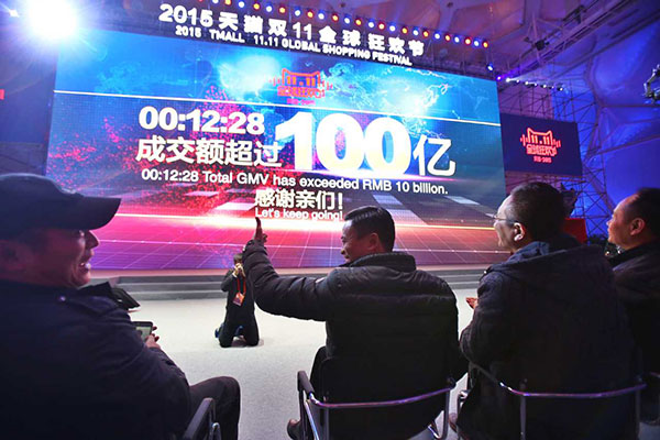 The big screen shows live data of gross merchandise volume of the 2015 Tmall Global Shopping Festival on Nov 11, 2015. (Photo provided to chinadaily.com.cn)