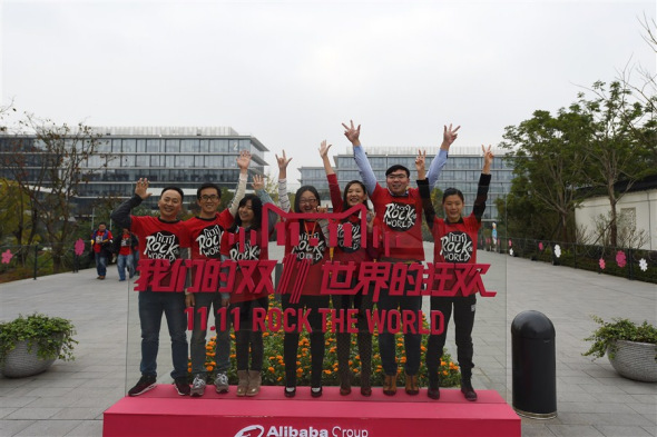 Workers of Alibaba retail websites Tmall and Taotao cheer for their marketing extravaganza, the Singles Day sale event at Alibaba headquarters yesterday in Hangzhou. (Photo/Xinhua)