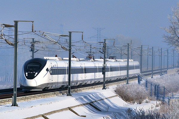 A CRH2G bullet train, which can withstand extreme weather, strong wind and sand, makes a test run on the Lanzhou-Urumqi high-speed rail line. (Photo provided to China Daily)