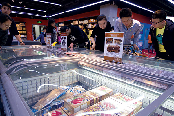 From bricks-and-mortar stores to online shopping platforms, imported foods are enjoying unprecedented popularity among Chinese consumers. (Photo/China Daily)