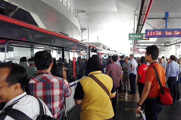 Passengers wait to board the train at Chan Sow Lin Station, a transit platform which is part of the Rapid KL Ampang Line in Malaysia. Trains used on the line were built by CRRC Zhuzhou Electric Locomotive Co Ltd. (Photo provided to China Daily)