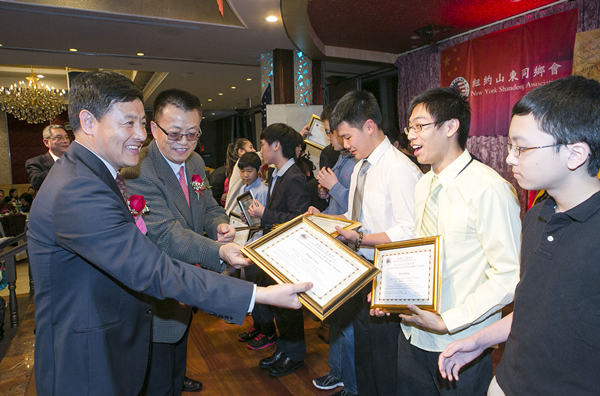 An Quanzhong(left), president of the New York Shandong Association and chairman of the Kongzi Education Foundation, awarded scholarships to local Chinese students. PROVIDED TO CHINA DAILY