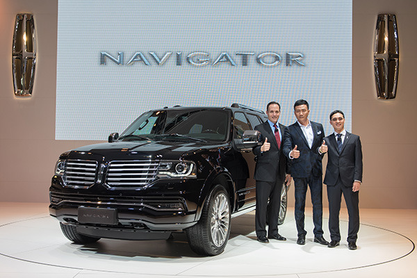 From left: President of Lincoln China Robert Parker, Chinese actor Hu Jun and Anderson Liu, general manager of consumer and retail experience at Lincoln China, attend the launch ceremony of the full-size luxury SUV Navigator at the ongoing Guangzhou auto show. (Photo provided to China Daily)