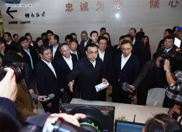 Chinese Premier Li Keqiang (C) visits an administrative service center in Lujiazui Area in Shanghai, east China, Nov. 25, 2015. Li had an inspection tour in the Shanghai Free Trade Zone (FTZ) on Wednesday. (Photo: Xinhua/Rao Aimin)