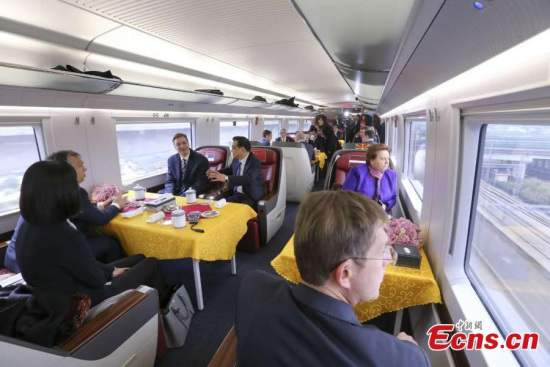 Chinese Premier Li Keqiang invites leaders from Central and Eastern European (CEE) nations to a ride on a China-made bullet train from Suzhou to Shanghai on Wednesday, Nov. 25, 2015. (Photo: China News Service/Liu Zhen)