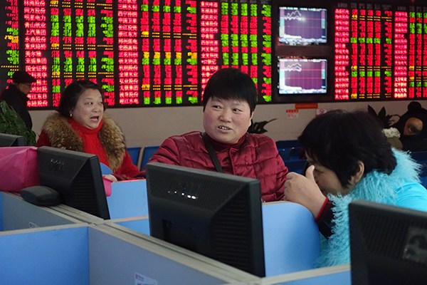 Stock investors at a brokerage in Fuyang, Anhui province. (Photo/China Daily)