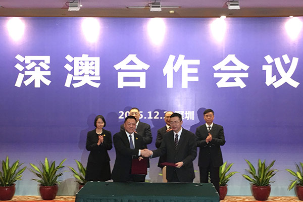 Leong Vai Tac, Secretary for Economy and Finance of the Macao SAR Government, signed a cooperation memorandum of Guangdong C Hong Kong - Macau Bay Area development with Shenzhen Vice-Mayor Ai Xuefeng at the Shenzhen-Macao cooperation meeting, December 2, 2015. (Provided to chinadaily.com.cn)