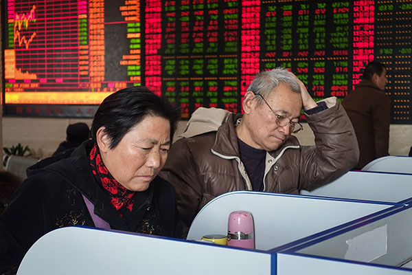Investors at a brokerage in Fuyang, Anhui province. On Dec 4, the benchmark Shanghai Composite Index declined by 1.67 percent to close at 3,524.99 points. (Wang Biao/For China Daily)
