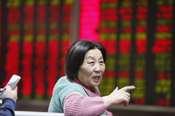 An investor at a brokerage in Beijing on Dec 7, 2015. Experts said the A-share market will be more liquidity-driven next year as policymakers in Beijing will launch more measures to stimulate the economy. (Cao Boyuan/China Daily)