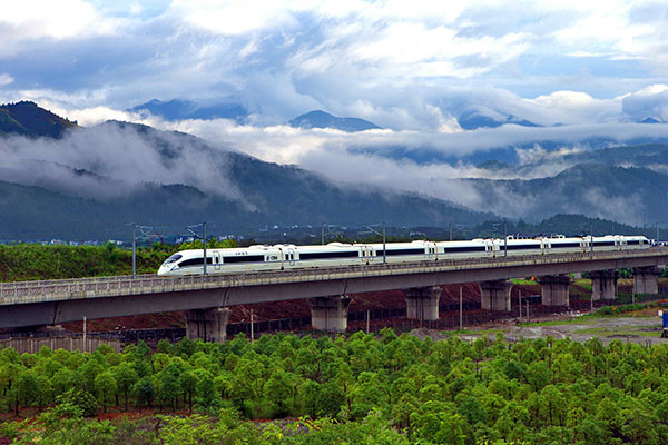 A train runs on the Hefei-Fuzhou high-speed rail, dubbed as China's most beautiful rail route. (Shi Jiamin/China Daily)