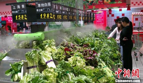 People buy life necessities in a supermarket. (File photo/Chinanews.com)