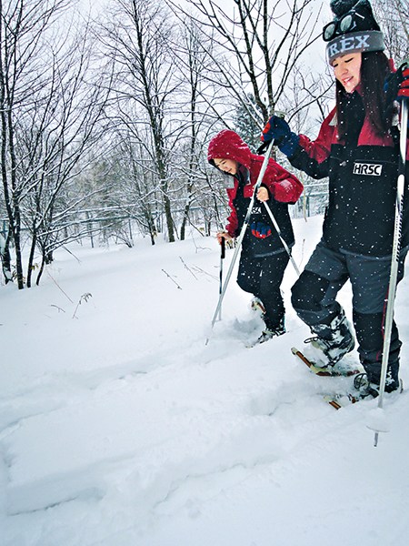 Two women skiers at the prestigious ski destination Resort Tomamu in Japan. (Photo/China Daily)