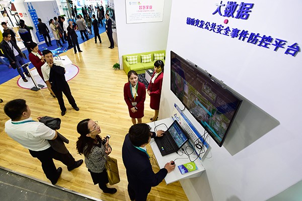 An employee displays a big data control platform to highlight public safety events at an e-commerce fair in Hangzhou, Zhejiang province. (Li Zhong/For China Daily)