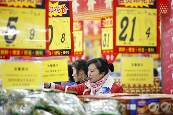 Consumers shop at a local supermarket in Huaibei, Anhui province, on Wednesday. The rise in the CPI in November was mainly driven by food prices. (Xie Zhengyi/For China Daily)