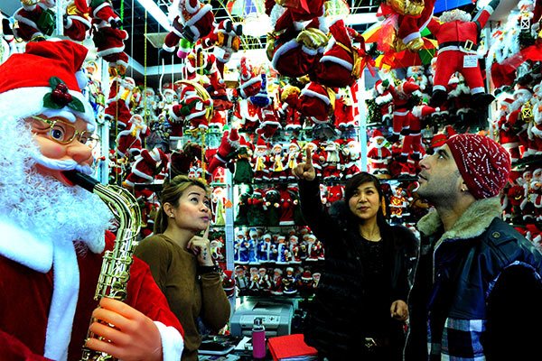 Electronic Santa Claus mascots are popular at the Yiwu Small Commodities Market in Zhejiang province, especially those that can play saxophone. (Provided to China Daily)