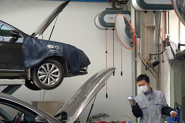 A worker engaging in routine maintenance at an FAW-VW 4S store in Nanjing, Jiangsu province.(Provided to China Daily)