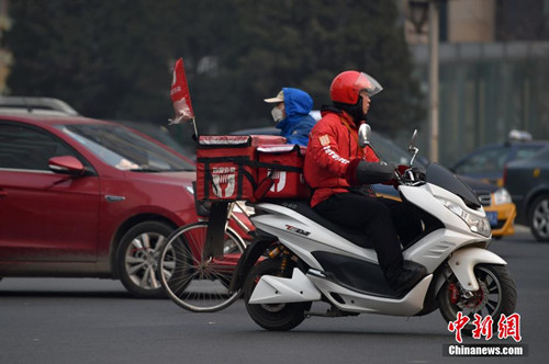 Two food delivery worker on the street. (Photo/chinanews.com)