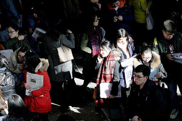 More than 18,000 positions were provided during a job fair for graduating students in Beijing on Dec 15, 2015. (WANG ZHUANGFEI / CHINA DAILY)