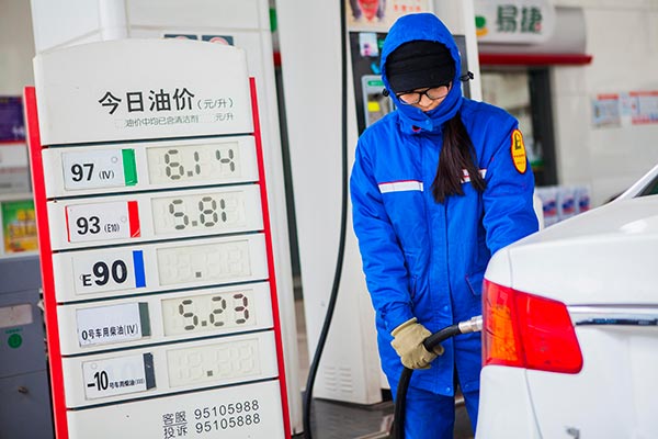 An attendant fills a car at a gas station in Lianyungang, Jiangsu province.(Provided to China Daily) 