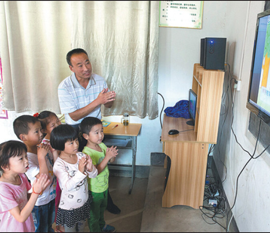 Students in a remote village in Anhui province learn dancing and singing via online education programs. (Photo/Xinhua)