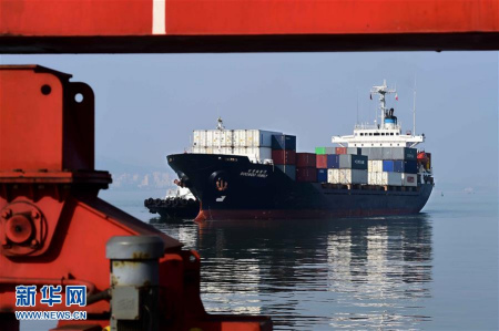 A cargo ship from South Korea arrives in the port of Weihai,east China's Shandong Province on Dec. 19, 2015. (Photo:Xinhuanet)