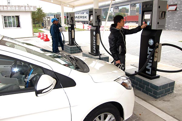 Charging facilities at a service station in a highway in Zhejiang. State Grid said it will have completed the construction of such facilities in 35 service stations in the province by the end of this year.(Photo/Xinhua)