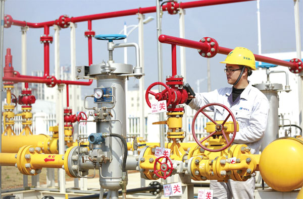Workers conduct a gas test at an energy station to ensure safe operation at an industrial park in East China's Jiangxi province in March, 2014. (Photo/Xinhua)