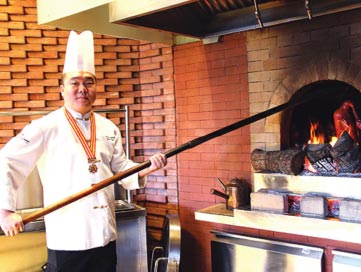 A chef makes Peking roast duck at a Beijing restaurant. It is a signature dish of the capital. (Photo provided to China Daily)