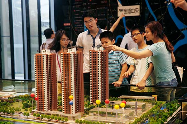 isitors check a Vanke property project model at a realty expo in Taiyuan, capital of Shanxi province.(Photo/China Daily)