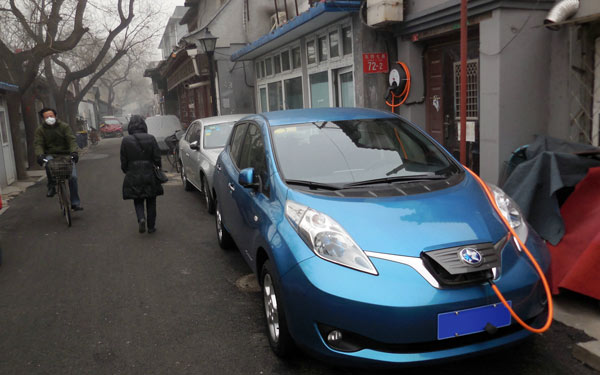 A charging facility has been added to an apartment block in Dongsishitiao Hutong so NEV owners won't use home outlets to charge their cars. (Photo/China Daily)