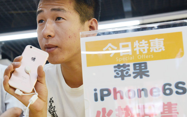 An iPhone 6s buyer at the Apple Inc retail outlet in Zhengzhou, capital of Henan province.(Photo/China Daily)